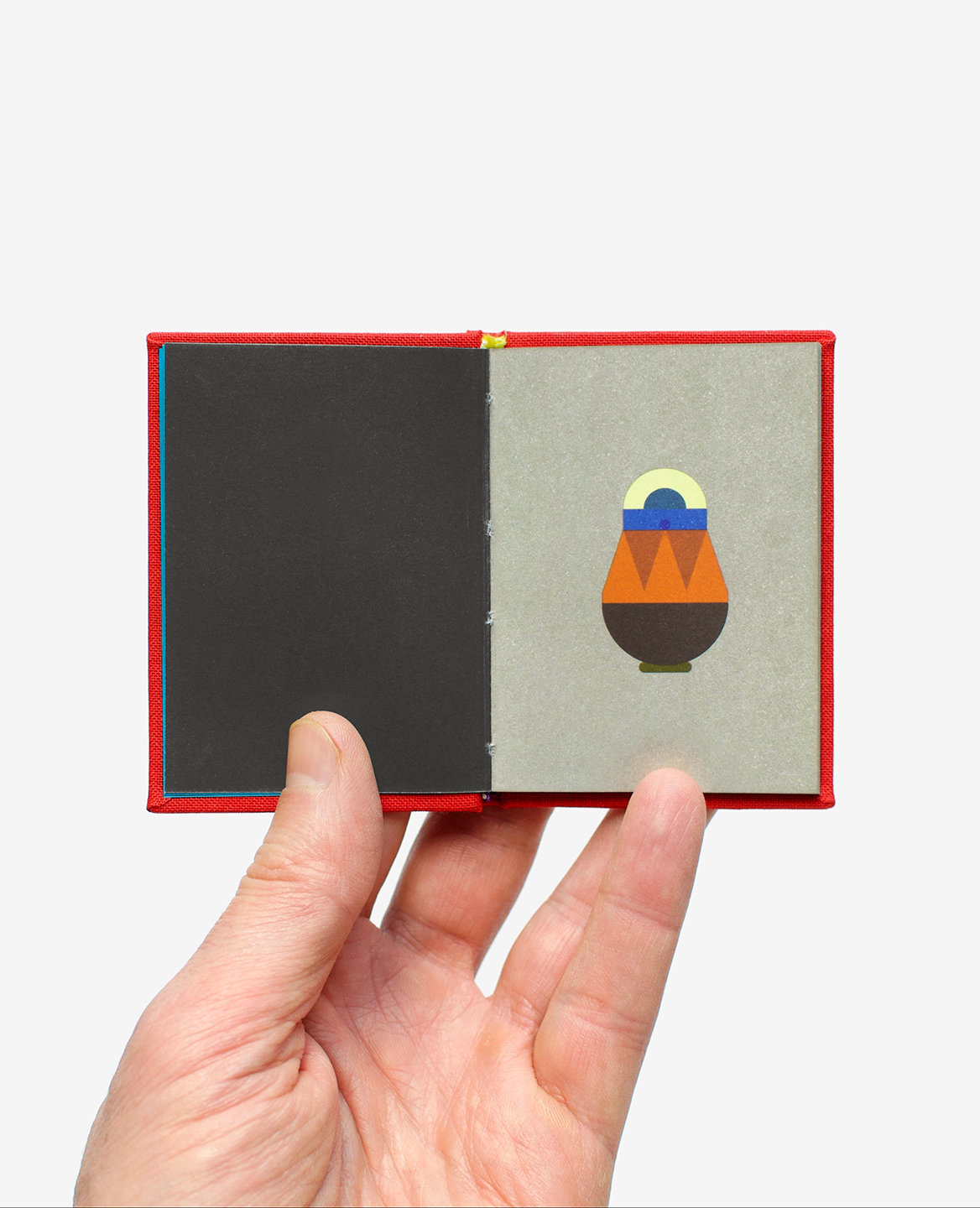 Main tenant le livre miniature Matriochka de Fanette Mellier publié aux Éditions du livre